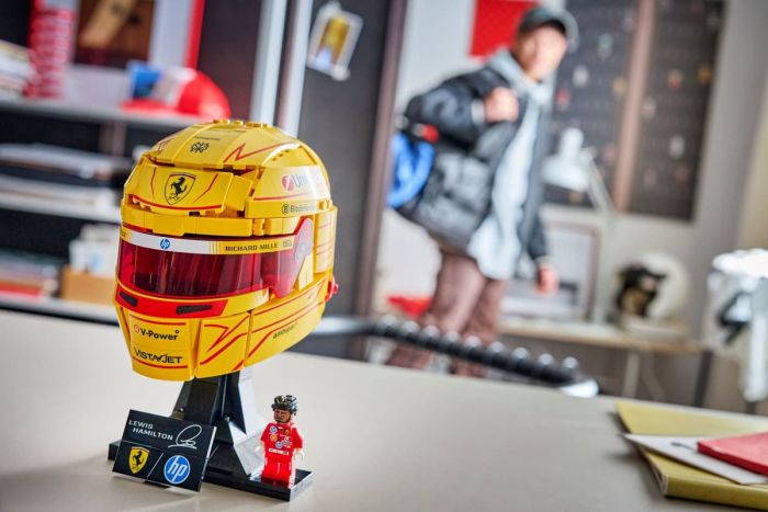 Конструктор LEGO Editions Formula 1 Шолом Льюїса Гамільтона з команди Scuderia Ferrari HP