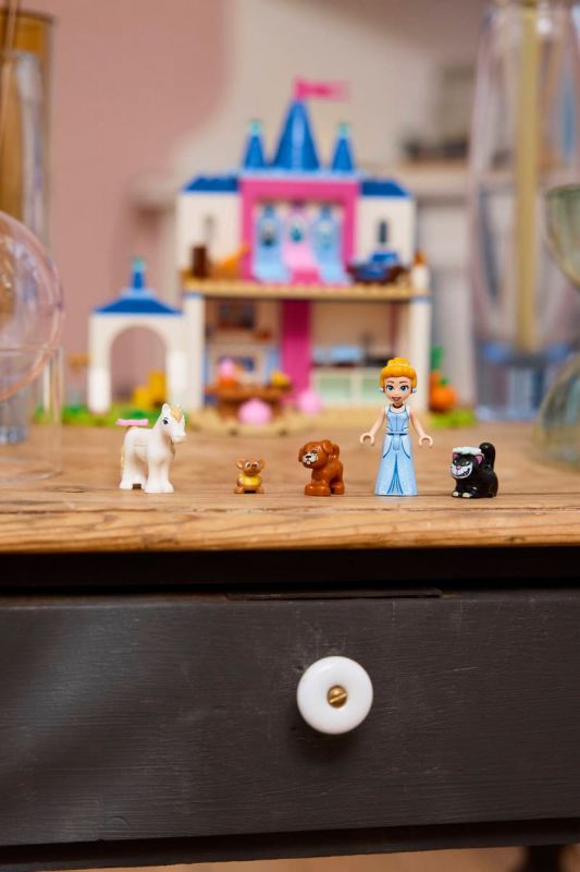 Конструктор LEGO Disney Princess Замок Попелюшки та її друзів-тварин