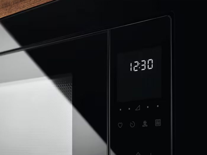 Мікрохвильова піч Electrolux вбудована, 25л, електрон. керування, 900Вт, гриль, дисплей, чорний