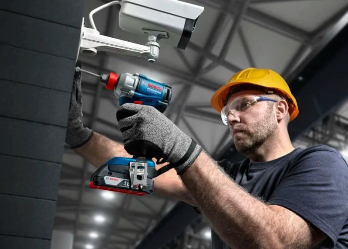 Набір із трьох акумуляторних інструментів Bosch Professional дриль-шурупокрут GSR 18V-65, перфоратор GBH 18V-22, гайковерт ударний GDX 18V-285 акб 3x5А·год, ЗП, сумка M-BAG