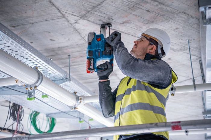 Набір із трьох акумуляторних інструментів Bosch Professional дриль-шурупокрут GSR 18V-45, перфоратор GBH 18V-22, Шліфмашина кутова GWS 18V-8 акб 3x4А·год, ЗП, сумка M-BAG