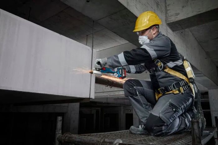 Набір із двох акумуляторних інструментів Bosch Professional 18В дриль-шурупокрут GSR 18V-45, Шліфмашина кутова GWS 18V-8, акб 2x4А·год, ЗП, сумка M-BAG