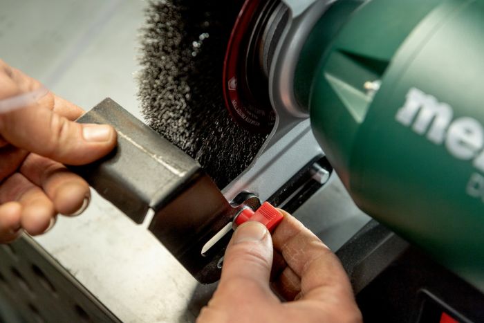 Верстат заточувально-шліфувальний Metabo BS 200 Plus 600Вт коло 200мм стрічка 50х1000мм 2980об/хв 16.9кг