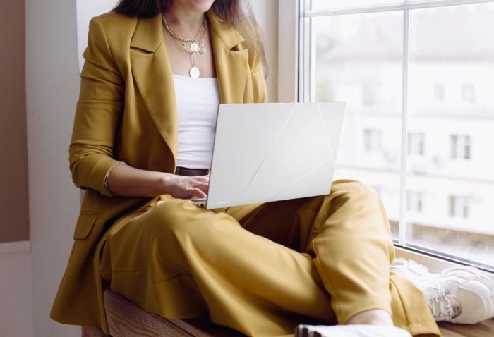 Ноутбук ASUS Zenbook 14 UX3405CA-QL291 14" WUXGA Touch OLED, Intel Ultra 9 285H, 32GB, F1TB, UMA, NoOS, Сріблястий