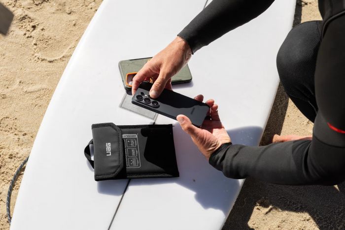 Чохол-осушувач UAG для смартфону з технологією DRYOUT® Active Moisture-Removal, Black