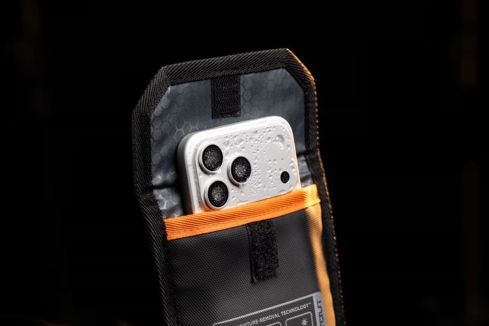 Чохол-осушувач UAG для смартфону з технологією DRYOUT® Active Moisture-Removal, Black