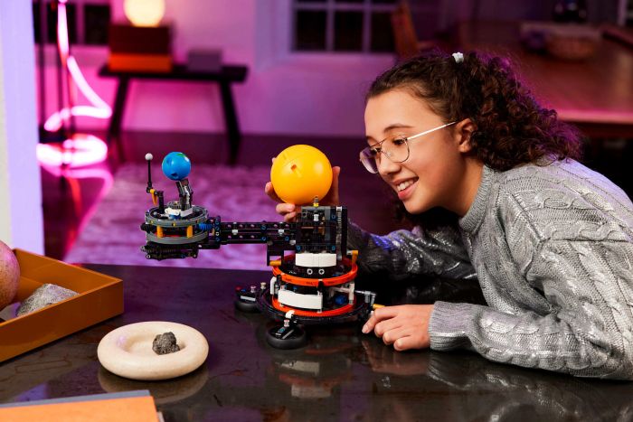 Конструктор LEGO Technic Земля та Місяць на орбіті