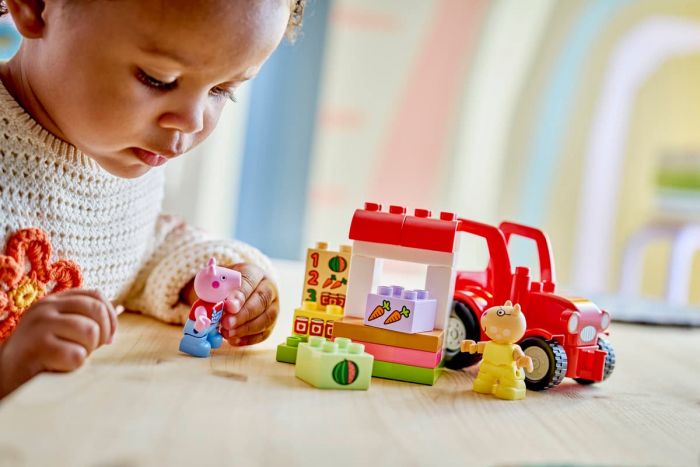 Конструктор LEGO DUPLO Peppa Pig Трактор і ринок