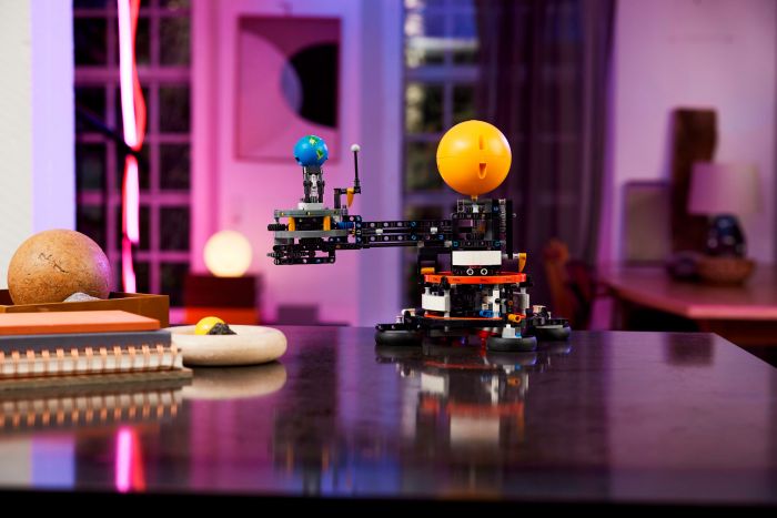 Конструктор LEGO Technic Земля та Місяць на орбіті