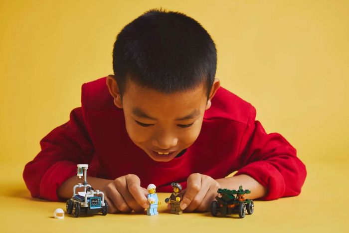 Конструктор LEGO City «Літак проти лікарняного ліжка» Набір для перегонів