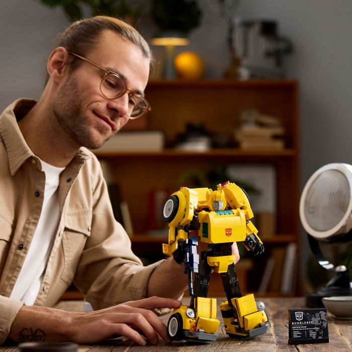 Конструктор LEGO Icons Трансформери. Бамблбі