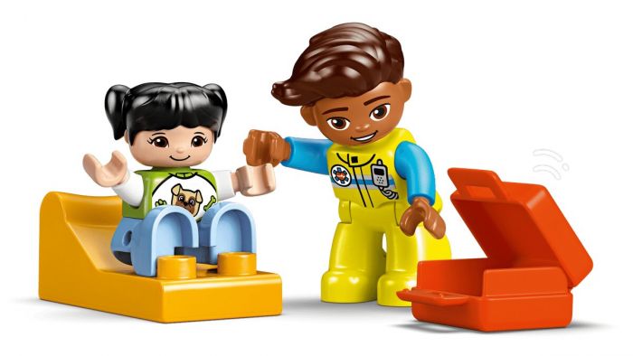 Конструктор LEGO DUPLO Town Швидка допомога та водій