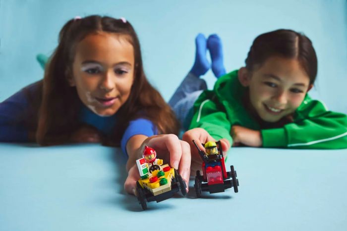 Конструктор LEGO City «Піца-авто проти пожежної машини» Набір перегонів
