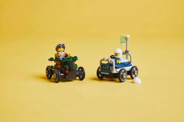 Конструктор LEGO City «Літак проти лікарняного ліжка» Набір для перегонів