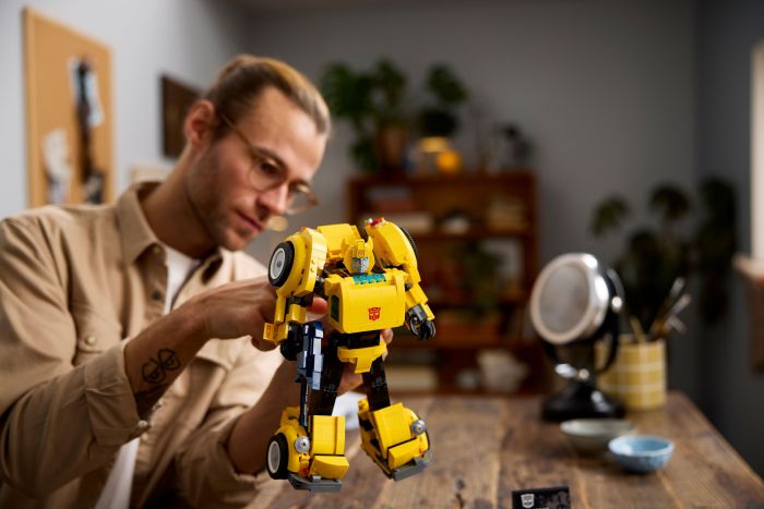 Конструктор LEGO Icons Трансформери. Бамблбі