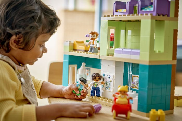 Конструктор LEGO DUPLO Town Сучасний родинний будинок із фігурками