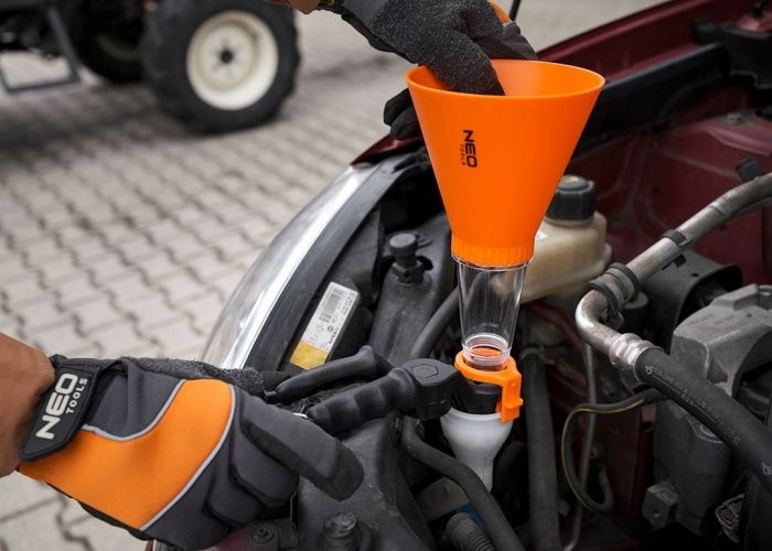 Лійка автомобільна Neo Tools (воронка) пластик, 250х125мм з монтажним кронштейном 0.36кг