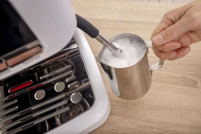 Кавоварка Gorenje ріжкова 2.5л, кавомолка 0,25л, капучинатор, кнопочне керування, білий