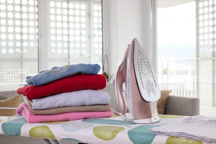 Праска Gorenje, 3200Вт, 420мл, паровий удар-250гр, верт. відпарювання, антинакип, автовідключення, керам. підошва, бронзово-білий